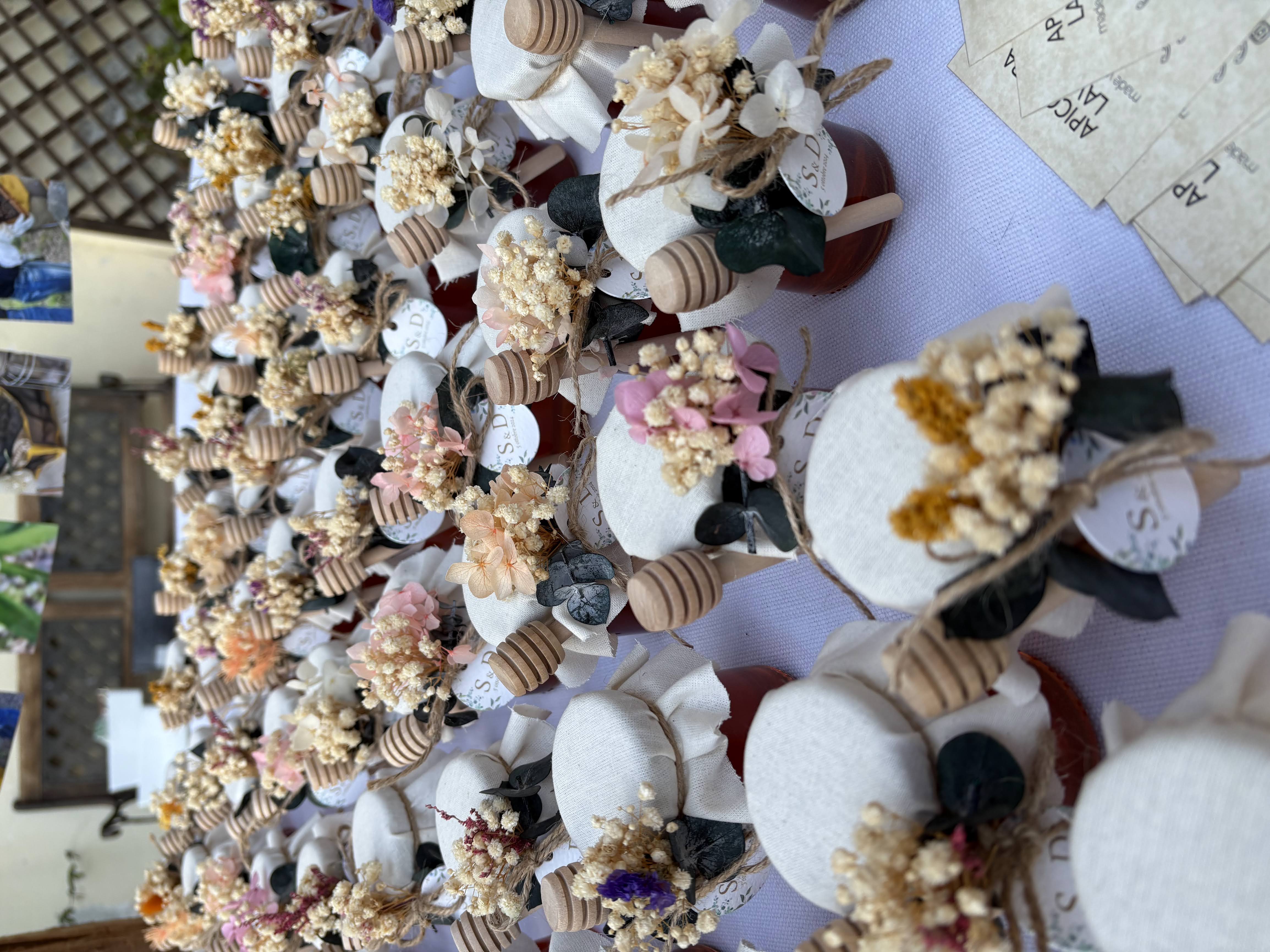 Vasetto di miele con etichetta personalizzata e spighette di fiori