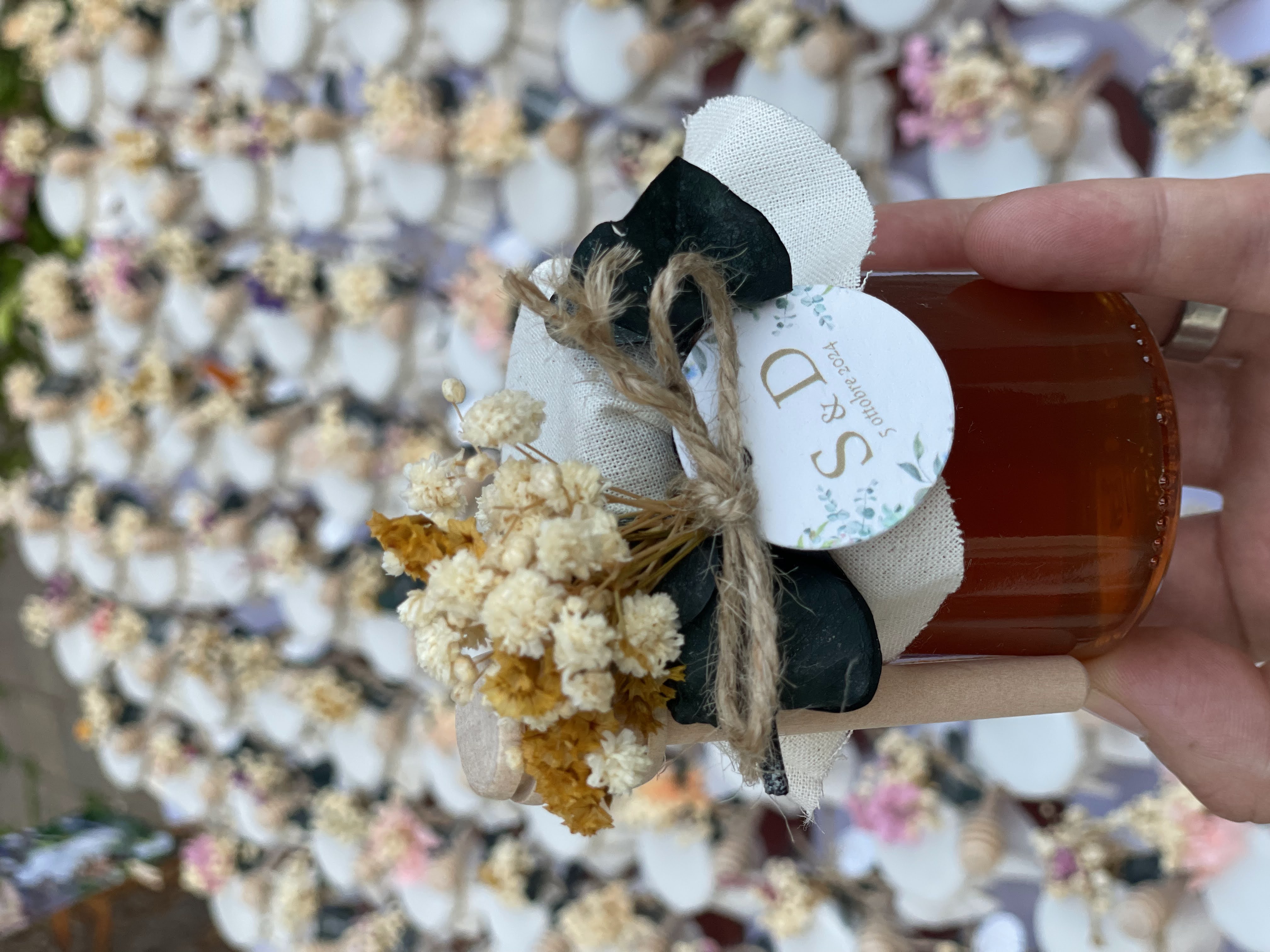 Bomboniere con vasetti di miele e fiori secchi