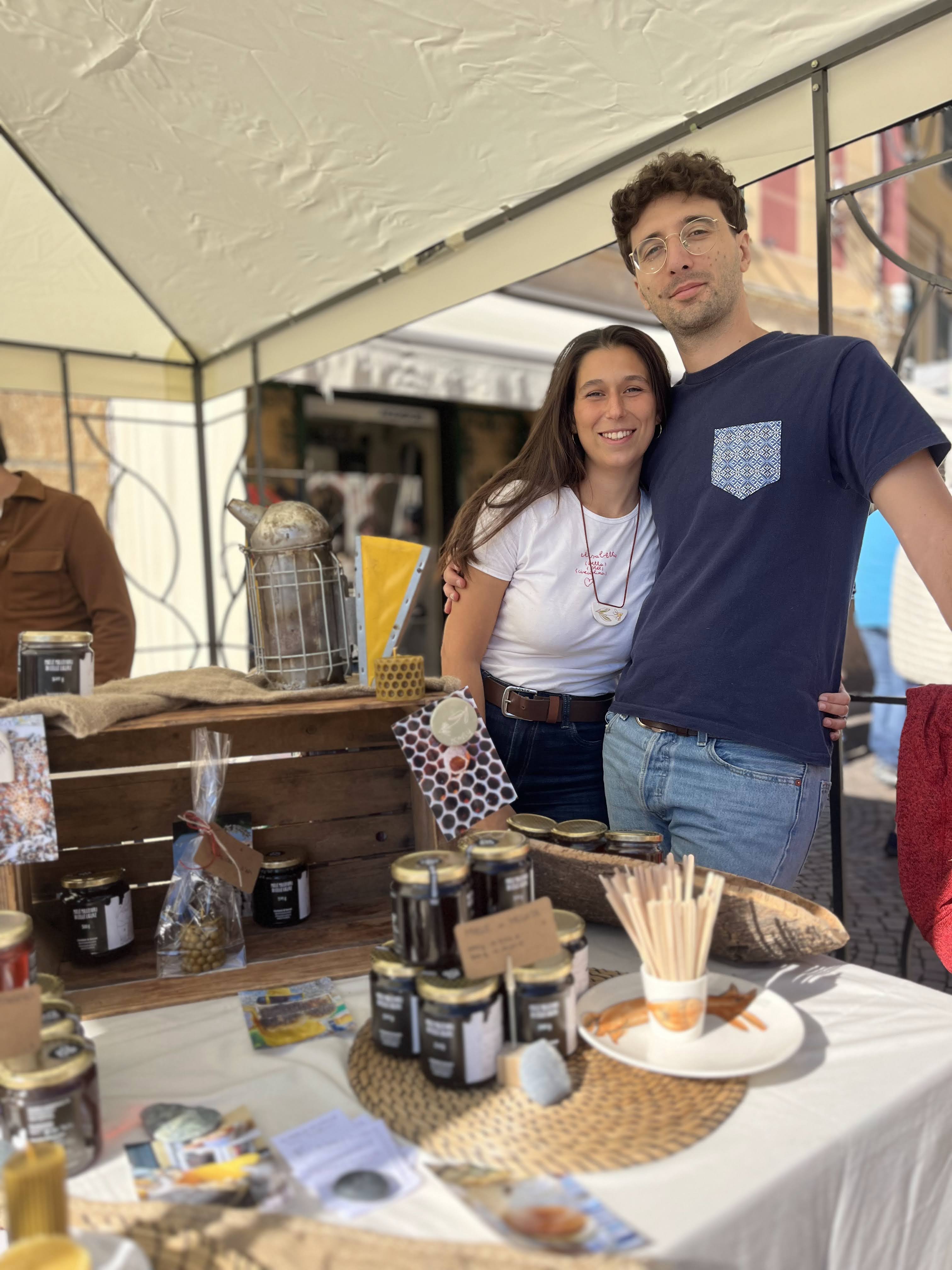 Giorgio ed Elisabetta al mercato con i loro mieli