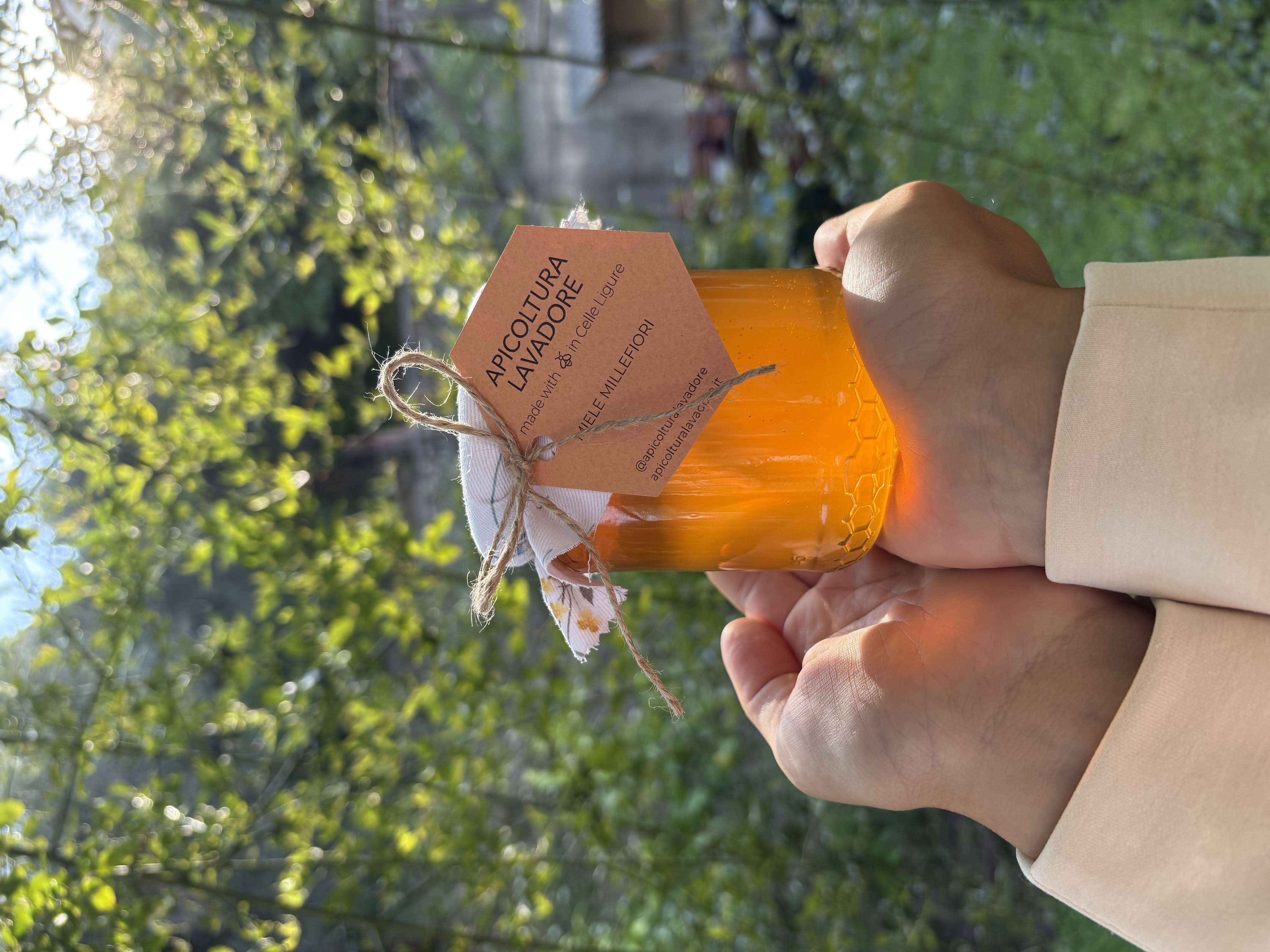 Vasetto di miele con un'ape