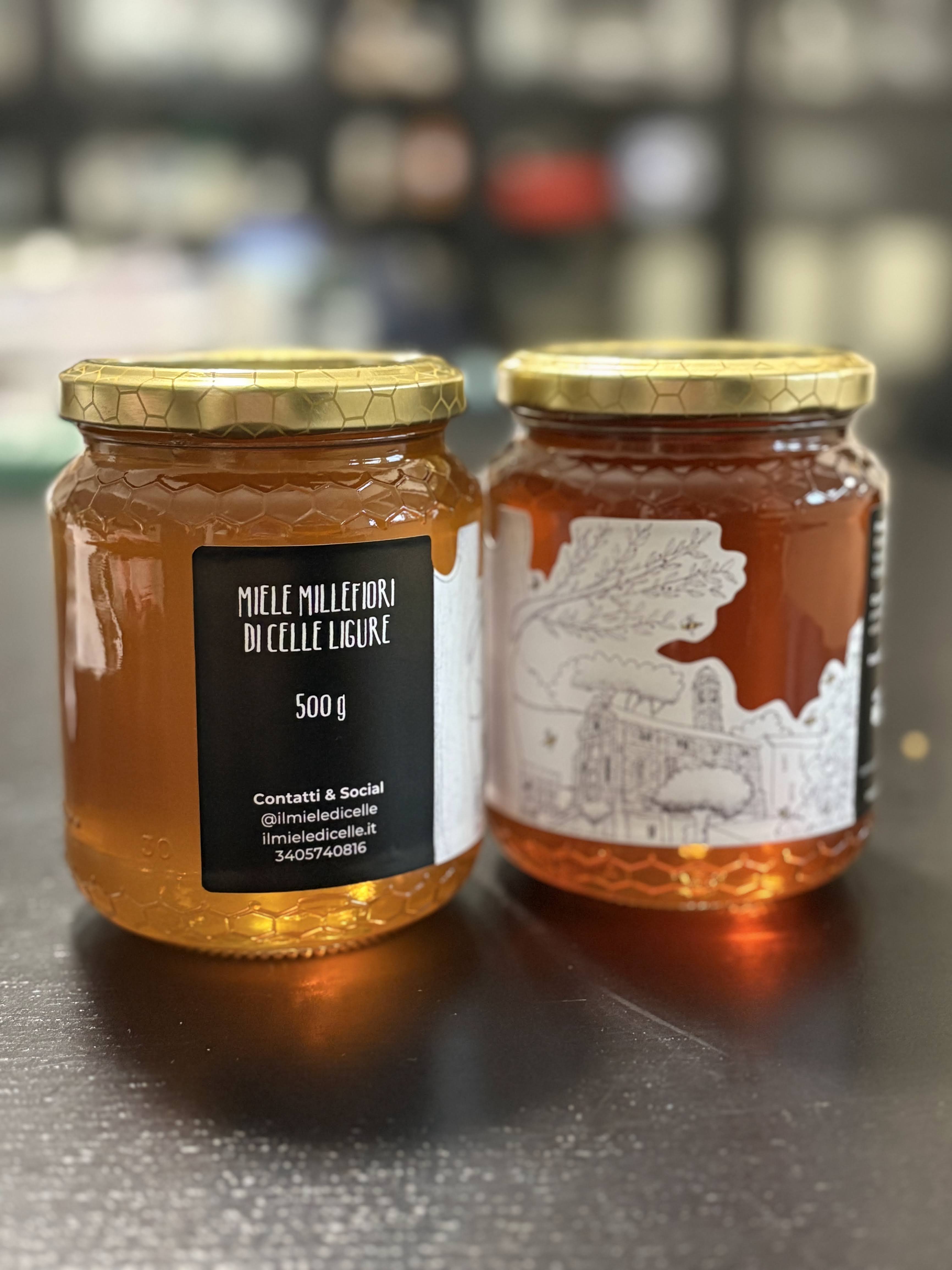 Vasetto di miele all'aperto